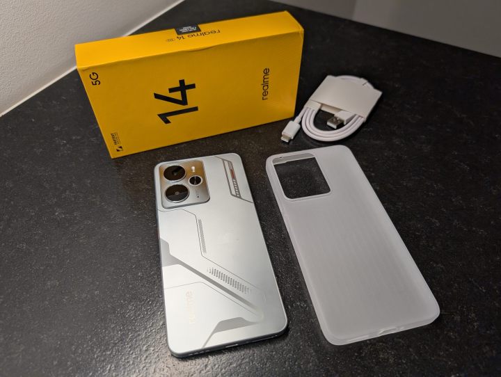 W klasycznym zestawie wyróżnia się dość nietypowe wykończenie etui. Źródło: fotografia własna. - Pojemna bateria 6000 mAh nie wynagradza przeciętnej wydajności oraz aparatu. Recenzja realme 14 5G - wiadomość - 2025-05-22