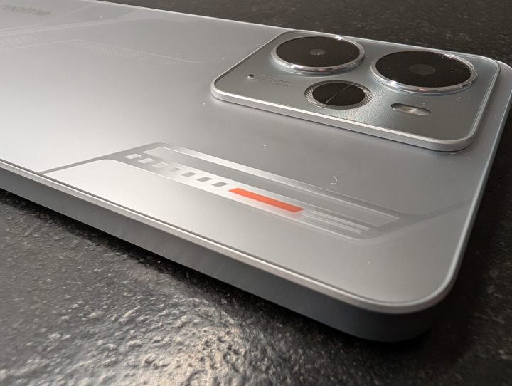 Futurystyczne dekoracje z pomarańczowymi akcentami wyglądają bardzo dobrze. Źródło: fotografia własna. - Pojemna bateria 6000 mAh nie wynagradza przeciętnej wydajności oraz aparatu. Recenzja realme 14 5G - wiadomość - 2025-05-22