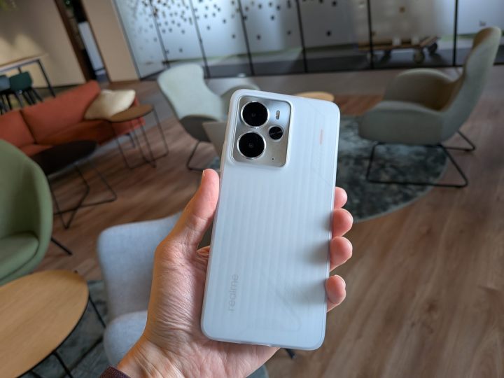 Etui właściwie ukrywa wszystko, co wyróżnia srebrny wariant. Wygląda przy tym umiarkowanie dobrze i dziwnie leży w dłoni przez głęboko karbowany kształt. Źródło: fotografia własna. - Pojemna bateria 6000 mAh nie wynagradza przeciętnej wydajności oraz aparatu. Recenzja realme 14 5G - wiadomość - 2025-05-22