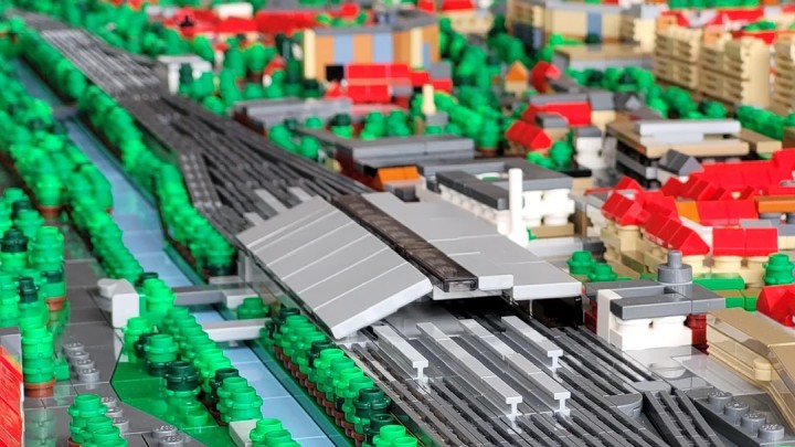 Stacja kolejowa jest jednym z ciekawiej wykonanych elementów. Źródło: Tralux21, Reddit - Fan LEGO stworzył „miniaturową” wersję swojego miasta. Wystarczyło około 42000 klocków i prawie rok pracy - wiadomość - 2025-10-27