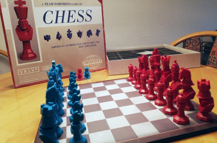 Figurki wykonane są w ciekawym stylu i mają wymienne „czapki”. Źródło: lacurio, Reddit - Żona gracza pochwaliła się bardzo rzadkim gadżetem od Valve. Specjalne szachy razem z kodem mogą być warte setki dolarów - wiadomość - 2025-07-17