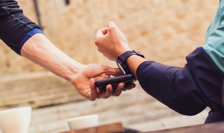 Garmin Pay przydaje się w różnych sytuacjach. Źródło: Garmin. - Jak ustawić Garmin Pay i płacić zegarkiem Garmin? Opisujemy krok po kroku - wiadomość - 2025-05-22