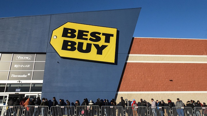 Ludzie już nie stoją w kolejkach, by kupić płyty z muzyką w Best Buy / źródło zdjęcia: https://loudwire.com. - Best Buy wycofuje się ze sprzedaży CD-Audio. To koniec muzyki na płytach? - wiadomość - 2018-02-08