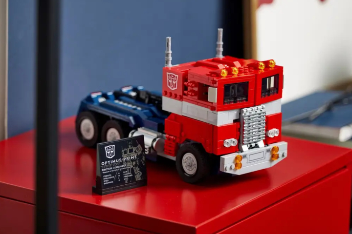 Źródło: materiały promocyjne, LEGO.pl. - W tej cenie aż żal nie kupić. Jestem pewna, że liczący ponad 1500 elementów zestaw LEGO Optimus Prime zachwyci nie tylko fanów Transformersów - wiadomość - 2024-06-21