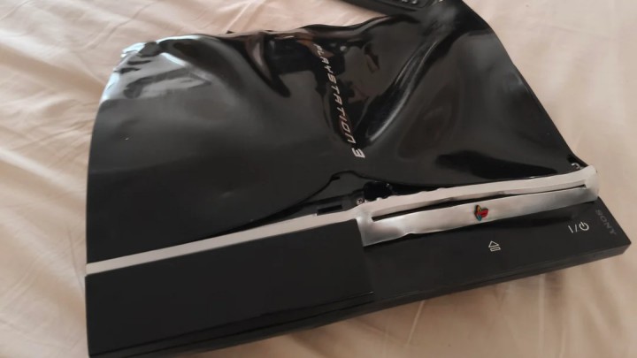 Źródło: u/seascouuut; Reddit - Fan PlayStation chciał uratować swoją konsolę PS3 po pojawieniu się żółtej lampki śmierci: owinął ją ręcznikiem, suszył suszarką do włosów i całkowicie ją zdeformował - wiadomość - 2025-09-19