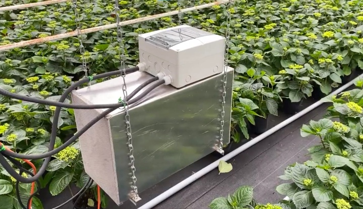 Rolnik ogrzewa szklarnie koparkami BTC; walczy z rosnącymi cenami gazu - ilustracja #1