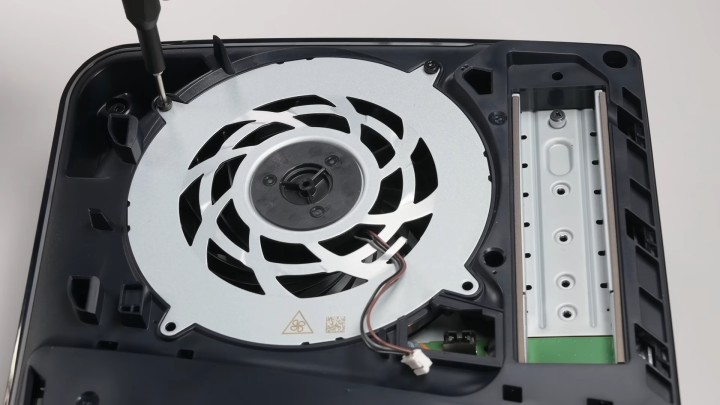 PS5 Slim jest bardziej kompaktowe, ale też dużo łatwiejsze w demontażu i samodzielnej naprawie - ilustracja #1