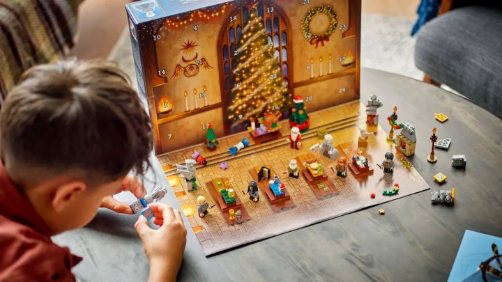 Źródło: LEGO; materiały promocyjne - Mam już swoje lata, ale na widok takiego prezentu cieszyłbym się jak małe dziecko. Kalendarz adwentowy LEGO pozwoli mi odwiedzić Harry’ego Pottera w Wielkiej Sali - wiadomość - 2024-11-13