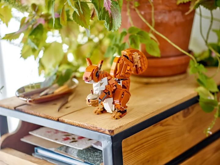 Źródło: LEGO - Amazon Black Friday Weeks to najlepsza okazja, by kupić fajnego liseła z LEGO. Ten model uświetni nasz pokój, ewentualnie zje parę klockowych kur - wiadomość - 2024-11-22