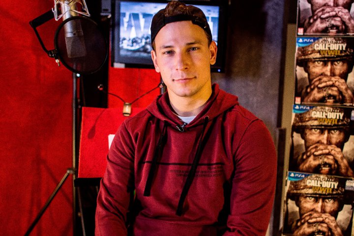 Józef Pawłowski wciela się w Call of Duty: WWII w postać „Reda” Danielsa. / Źródło: Facebook - Kto użycza głosu w polskiej wersji Call of Duty: WWII? - wiadomość - 2017-10-20