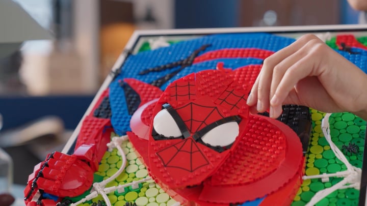 Źródło: LEGO.pl; materiały promocyjne - Boję się pająków, ale ten zestaw oczarował mnie wyglądem i ceną. LEGO Art Niesamowity Spider-Man składa hołd najsłynniejszemu ścianołazowi w historii popkultury - wiadomość - 2024-07-06