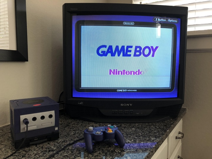 Game Boy Player w akcji. Źródło: Reddit. - Nintendo eksperymentowało z hybrydowym graniem na długo przed Switchem. Game Boy Player pozwalał cieszyć się przenośnymi grami na ekranie telewizora - wiadomość - 2025-02-14