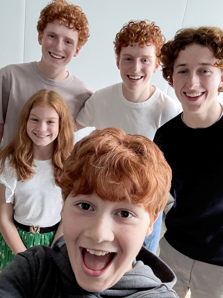 Gracie Cochrane na zdjęciu z Tristanem Harlandem, Gabrielem Harlandem Ruarim Spoonerem i Alastirem Stoutem | HBO - Serial Harry Potter już musi wymienić jedną z kluczowych postaci dla 2. sezonu. Aktorka odeszła z produkcji HBO - wiadomość - 2026-05-19