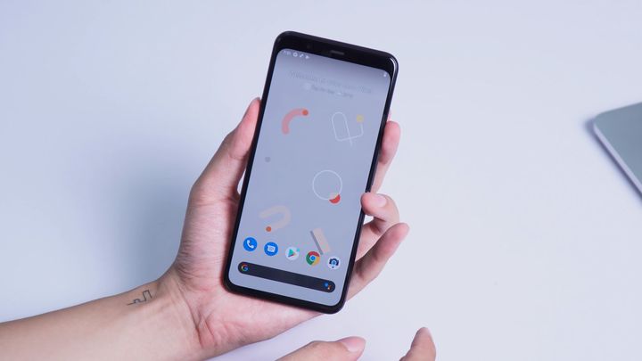 W sieci pojawiła się cała masa przecieków dotyczących nowego telefonu Google Pixel 4 / źródło: AnhEm TV. - Google Pixel 4 - wyciekły nowe informacje i data premiery - wiadomość - 2019-09-12