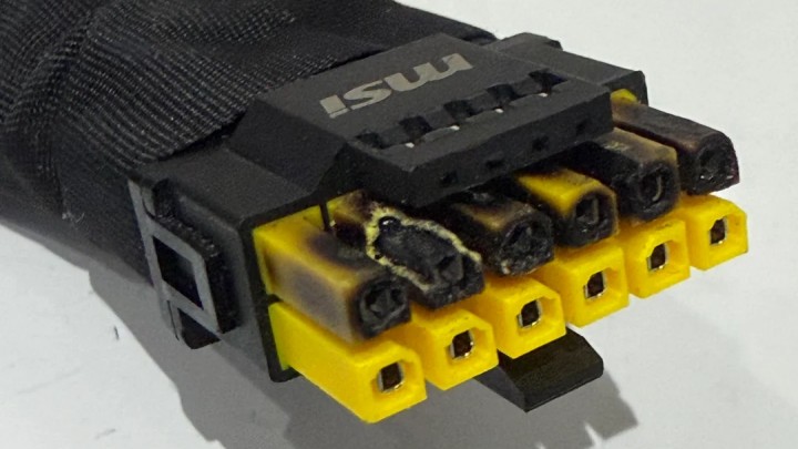 Źródło: u/Frygon; Reddit - „W powietrzu unosił się wyraźny zapach spalonego plastiku”. Mający 5 miesięcy RTX 5090 spalił się - wiadomość - 2025-10-21