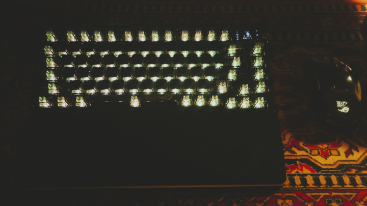 Świeci się też jakby na złoto. Źródło fot.: własne. - Klawiatura ze złotem i ekranem OLED oraz kosmiczna myszka. Tak ASUS ROG świętuje 20-lecie - wiadomość - 2026-06-29