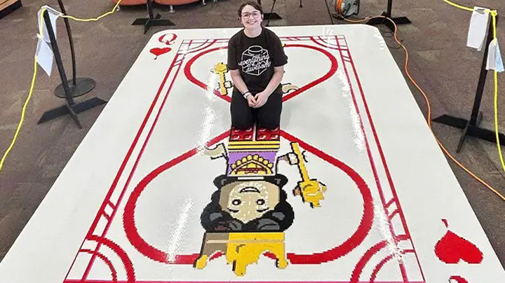 Z klocków LEGO powstała największa na świecie karta do gry; jej stworzenie zajęło 90 godzin - ilustracja #1