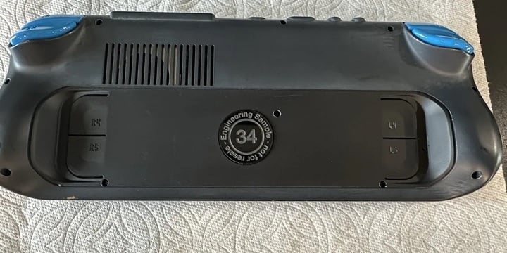 Prototyp Steam Decka. Źródło: Reddit. - Prototyp Steam Decka sprzedał się za prawie 8000 złotych. Zdaniem społeczności to niska cena za kawałek historii gamingowego sprzętu - wiadomość - 2025-04-11