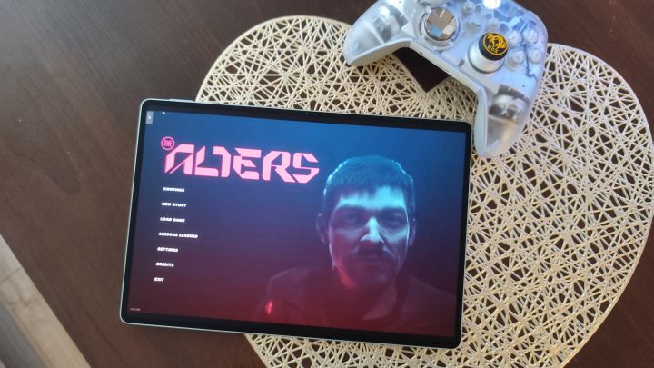 Pan Jan na tablecie… no to pad w dłoń i lecimy! Źródło: fotografia własna. - Ultra detale i 60 FPS… bez karty graficznej? Tak wypada gra 11 bit studios w GeForce NOW - wiadomość - 2025-07-21