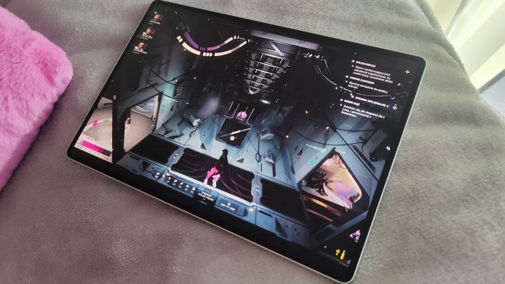 Lekki tablet, do tego pad i można ogrywać wszystko w wygodnym łóżku. Źródło: fotografia własna. - Ultra detale i 60 FPS… bez karty graficznej? Tak wypada gra 11 bit studios w GeForce NOW - wiadomość - 2025-07-21
