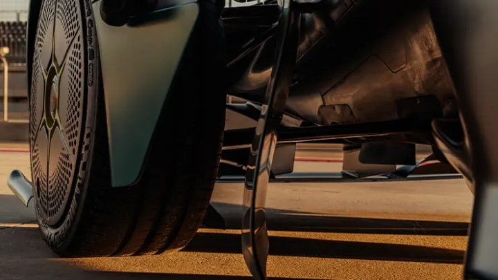 Rzut oka pod spód Valkyrie pokazuje, że to torowy bolid przystosowany do jazdy po drogach. Źródło: Aston Martin - Niemiec kupił sportowy samochód za 13 mln złotych, a teraz pozywa Aston Martina: przez drobną awarię mógł zderzyć się z ambulansem - wiadomość - 2025-06-23