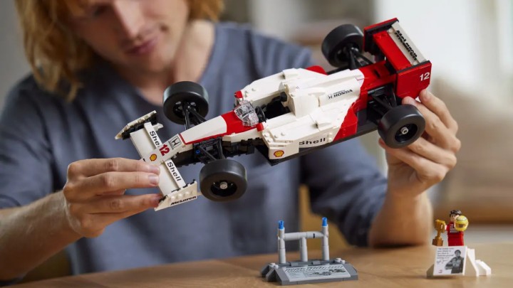 Źródło: LEGO; materiały promocyjne - Dla takich modeli kupuje się LEGO. Ayrton Senna ze swoim wiernym bolidem, z którym wygrał sezon 1988 Formuły 1 - wiadomość - 2024-12-23