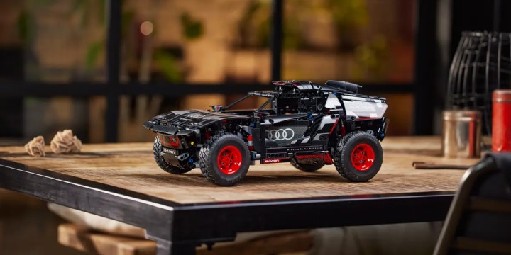 Źródło: LEGO; materiały promocyjne - Audi RS Q e-tron wygrało rajd Dakar, a teraz jego zjawiskowa replika LEGO zdobyła moje serducho. Nawet po Prime Day Amazon wciąż zaskakuje mnie promocjami - wiadomość - 2024-10-10