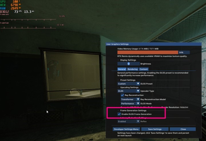 Włączenie Frame Generation wiele daje, ale ma pewne mankamenty. Źródło: Half-Life 2 RTX, Orbifold Studios, 2025.