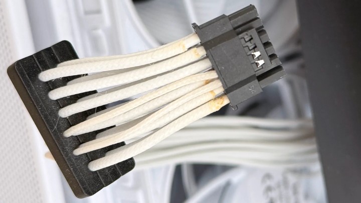 Źródło: Reddit - „Myślałem, że mnie to nie spotka”. Właściciel RTX 5090 pokazał niepokojący stan kabla, na szczęście wybrał mniej typowy kolor - wiadomość - 2026-06-30