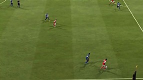 FIFA 13 obrona - wślizg w polu karnym