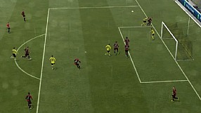 FIFA 13 wykończenie akcji - walka o górną piłkę w polu karnym