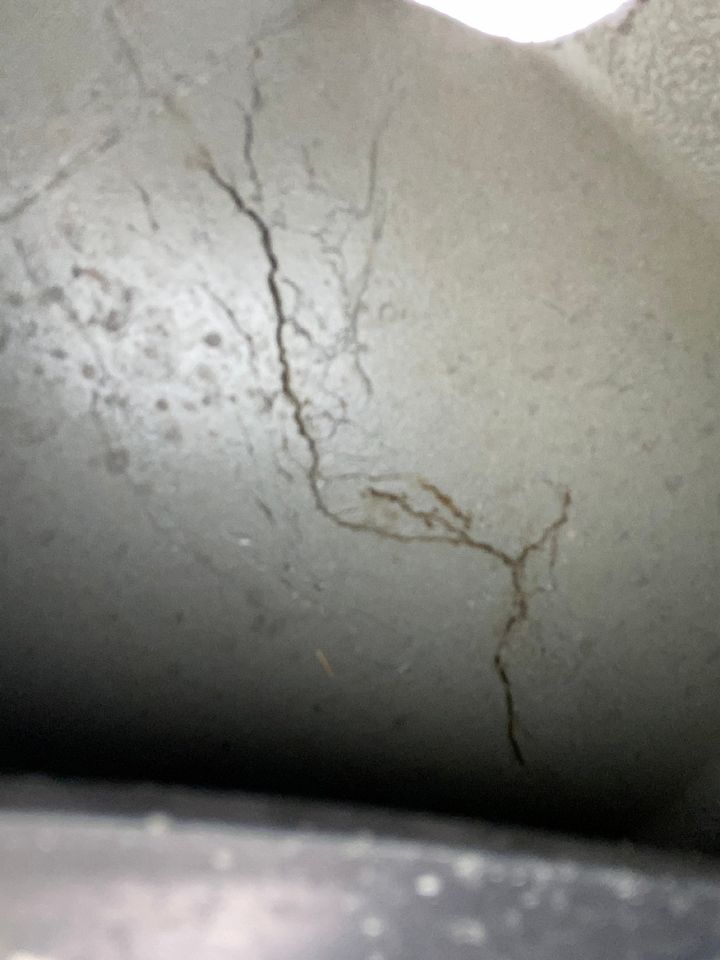 Pęknięta konstrukcja nadwozia niepokoi właściciela auta Tesli; serwis nie widzi zagrożenia - ilustracja #2