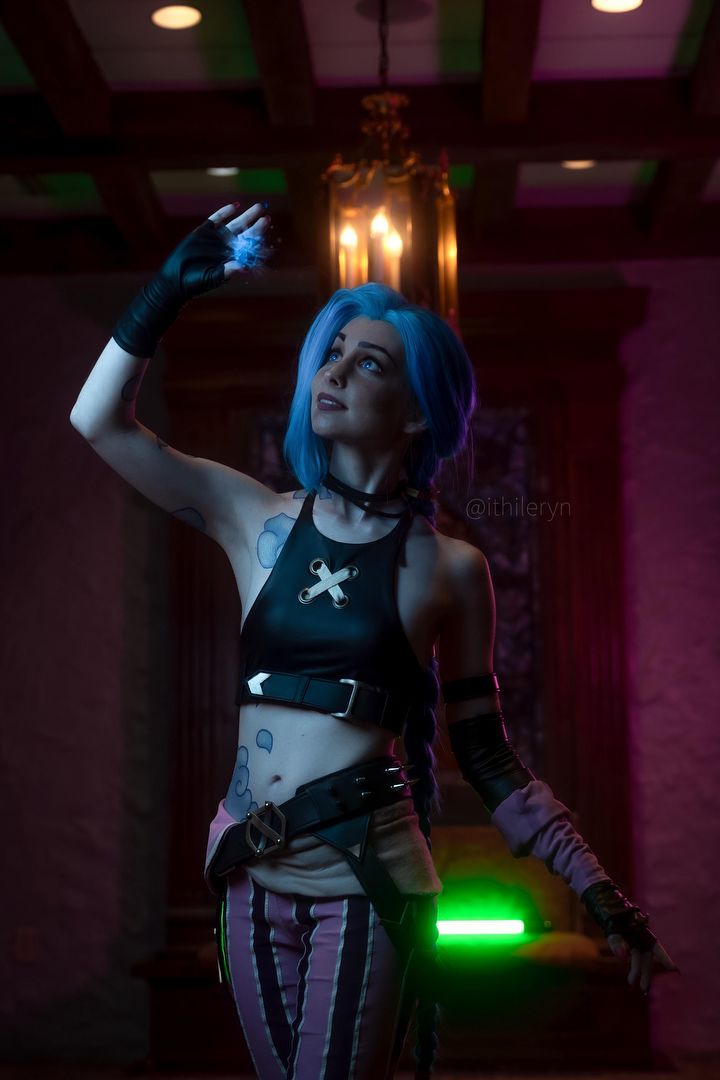 Jinx z LoL-a na świetnym cosplayu inspirowanym Arcane - ilustracja #1