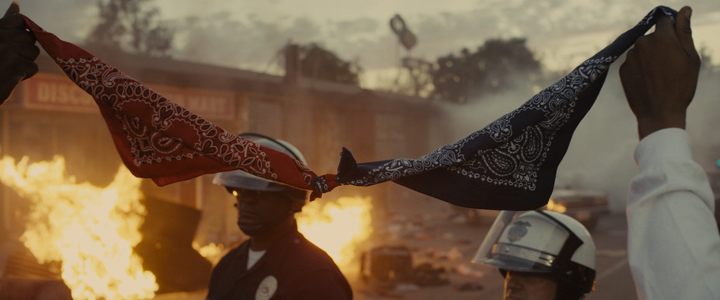 An amazing photo from Straight Outta Compton movie that highlights the importance of the Los Angeles 1992 riots. Two hated bandanas tied in a gesture of unification against racism and police abuse. - Rap, Riots, and Gangs of LA – True Story Behind GTA: San Andreas - dokument - 2020-06-05