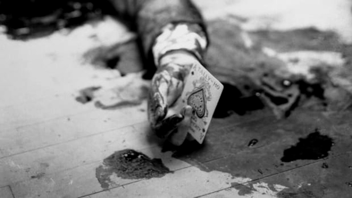 Joe Masseria's body after the restaurant massacre. Although the gangster was actually playing cards at the time of assassination, it is likely that the ace was inserted into his hand after the fact to make the picture look better. Source: Bettmann Archive/Getty Images - How Historically Accurate Mafia Is? We analyze the Definitive Edition - dokument - 2020-10-09
