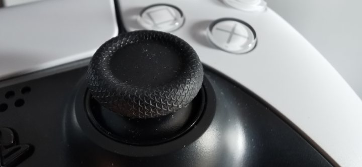 The knobs provide better grip than on Xbox. - PS5 Review - A Promise of a Better Tomorrow - dokument - 2020-11-06