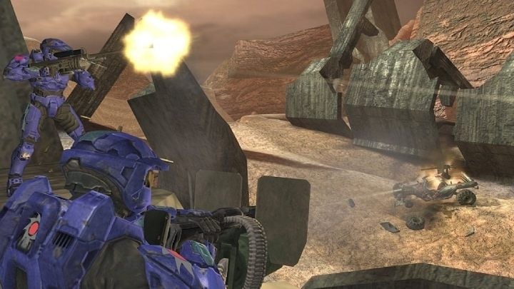 "Halo 2's multiplayer mode on Xbox Live is currently one of the few best games of its kind out there," - we wrote in our 2004 review. This was not an isolated opinion; gamers fell in love with the polished online module of Bungie's smash hit. - The Time Fourteen Players Almost Saved Halo 2 - dokument - 2021-03-17
