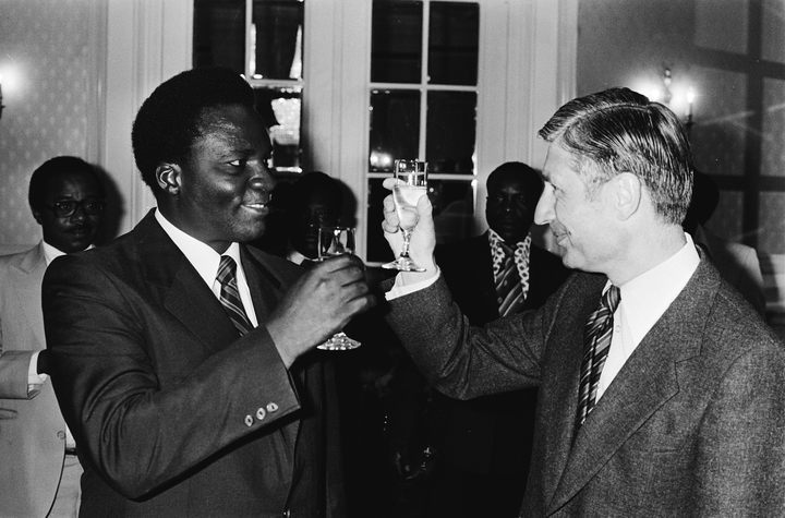 The President of Rwanda, Juvenal Habyarimana, with the Prime Minister of the Netherlands, Dries van Agt. - The PlayStation War – Sony and the Bloody War in Africa - dokument - 2019-09-25