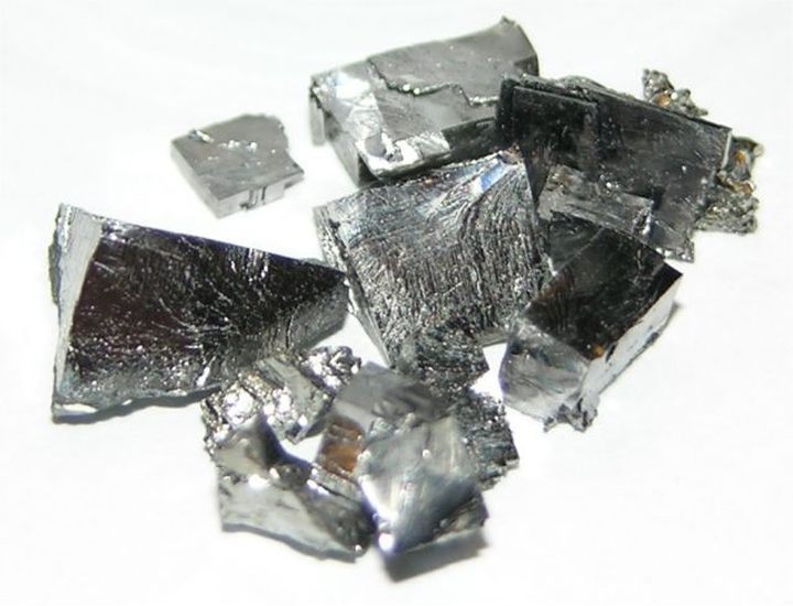 Tantalum is used in minimal amounts in production of capacitors, but it is indispensable, as it allows the production of small and stable components. - The PlayStation War – Sony and the Bloody War in Africa - dokument - 2019-09-25