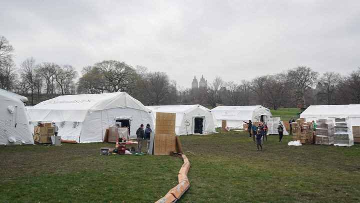 The hospital set up in Central Park looks exactly like CERA tents in The Division. Source: Nbcnews.com - The Division's Depiction of Epidemic is Way Too Real - dokument - 2020-04-11