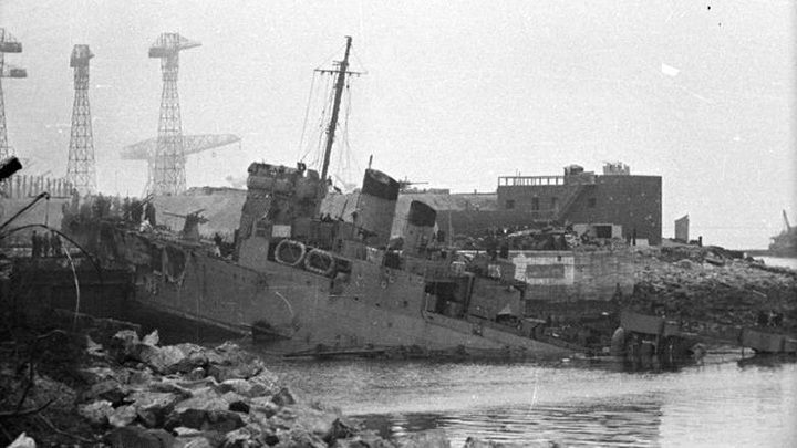 The wreckage of HMS Campbeltown slammed into the dry dock gate in Saint-Nazaire. - The Most Amazing Special Operations of World War 2 - dokument - 2020-01-28