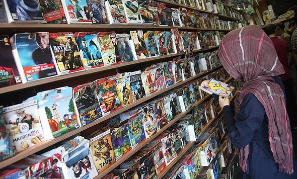 Due to economic sanctions, shelves are full of illegal copies of the biggest games. Source: Mehr News Agency, photo: Rouhollah Yazadni
