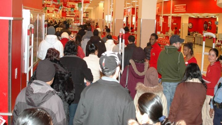 Black Friday big crowds (image source: Wikipedia). - Black Friday story – where did the shopping celebration come from? - document – 2021-11-08