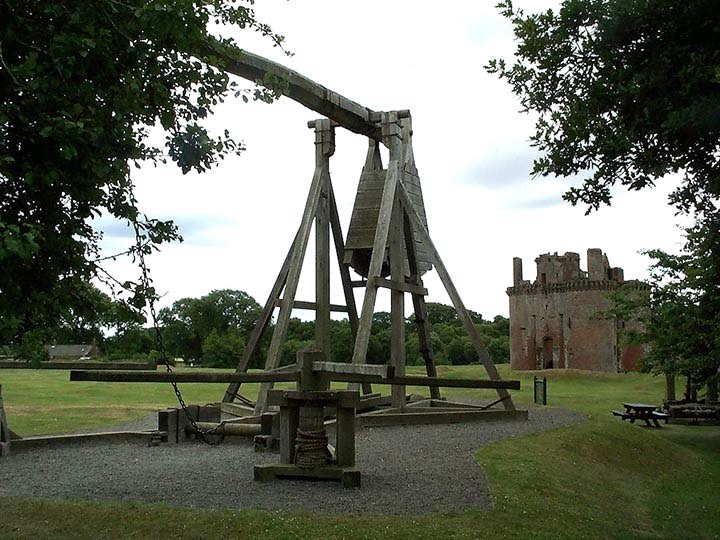 Warwolf trebuchet model in front of Caerlaverock Castle. Ukendt, Public Domain. - Trebuchets, Cows, and Horror of War - Sieges in Games and History - dokument - 2021-05-27