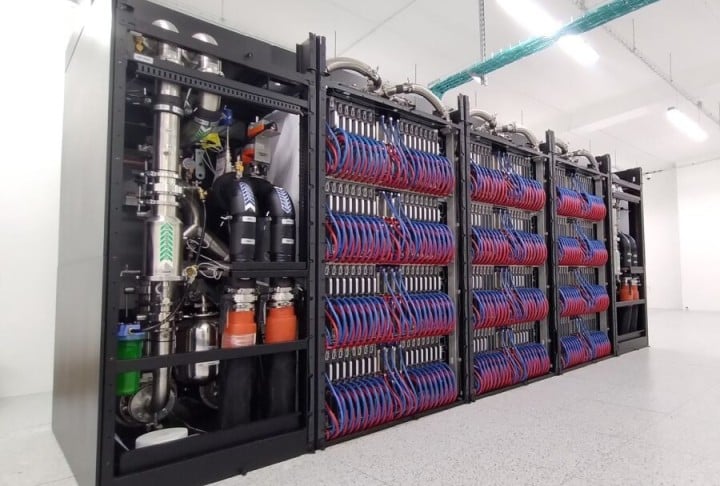 Wnętrze Heliosa – trzy szafy obliczeniowe i dwie chłodzące. | Źródło: Cyfronet - W Polsce uruchomiono nowy superkomputer Helios, to lider pod względem efektywności energetycznej - wiadomość - 2024-05-15