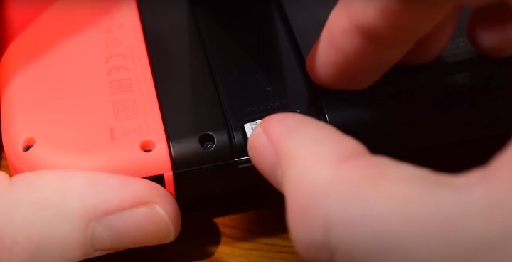 Instalacja karty pamięci w Nintendo Switch to bardzo prosty proces. Źródło: Nintendo Life | YouTube. - Jaka karta pamięci do Nintendo Switch? Opisujemy, czym się kierować przy zakupie - wiadomość - 2024-05-10