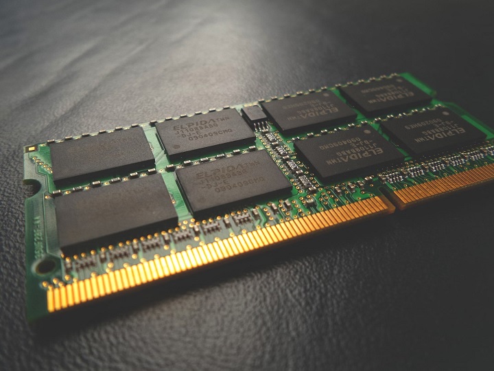 Pamięci RAM nie są ze sobą kompatybilne, toteż przed zakupem warto wiedzieć, który jej rodzaj obsługuje nasza płyta główna. Źródło: Possessed Photography | Unsplash. - DDR2 vs DDR3 vs DDR4 vs DDR5. Omawiamy najważniejsze różnice w pamięciach RAM - wiadomość - 2024-05-09