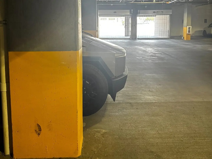 Widoczny nieadekwatny rozmiar pojazdu Raddona do wielkości jego parkingu. | Źródło: Blaine Raddon | Business Insider