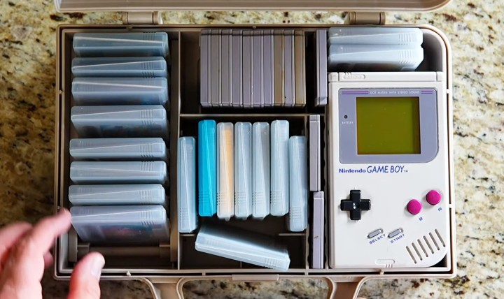 Ciekawy zestaw retro kupiony na targu staroci. | Źródło: The Retro Road Show, YouTube - Fan Nintendo przypadkowo odkrywa na pchlim targu oryginalne etui Game Boy, konsolę i mnóstwo gier - wiadomość - 2024-06-11
