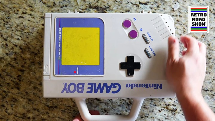 Etui ma formę walizki, przypominającej konsolę. | Źródło: The Retro Road Show, YouTube - Fan Nintendo przypadkowo odkrywa na pchlim targu oryginalne etui Game Boy, konsolę i mnóstwo gier - wiadomość - 2024-06-11